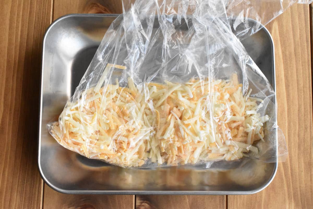 ピザ用チーズと片栗粉を混ぜる(コーン入りチーズフォンデュ)