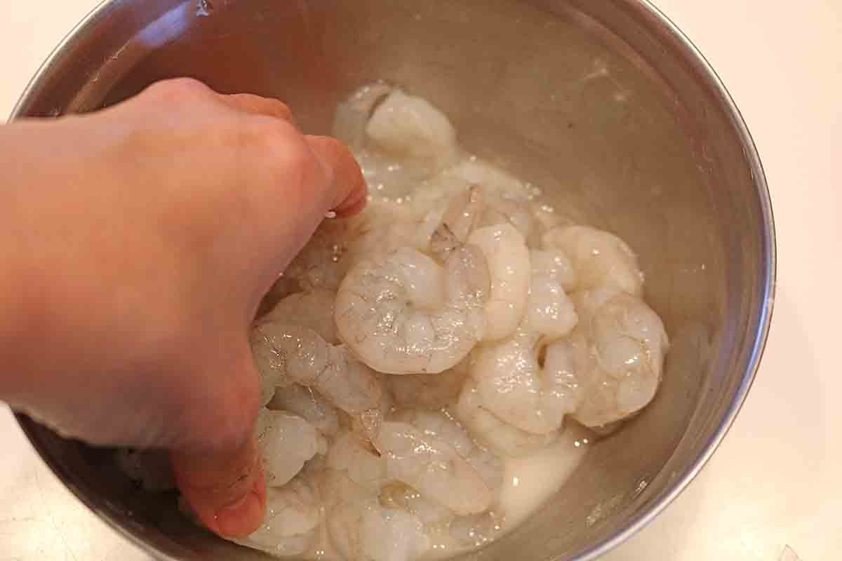 「えびポテトと卵のアヒージョ風炒め」