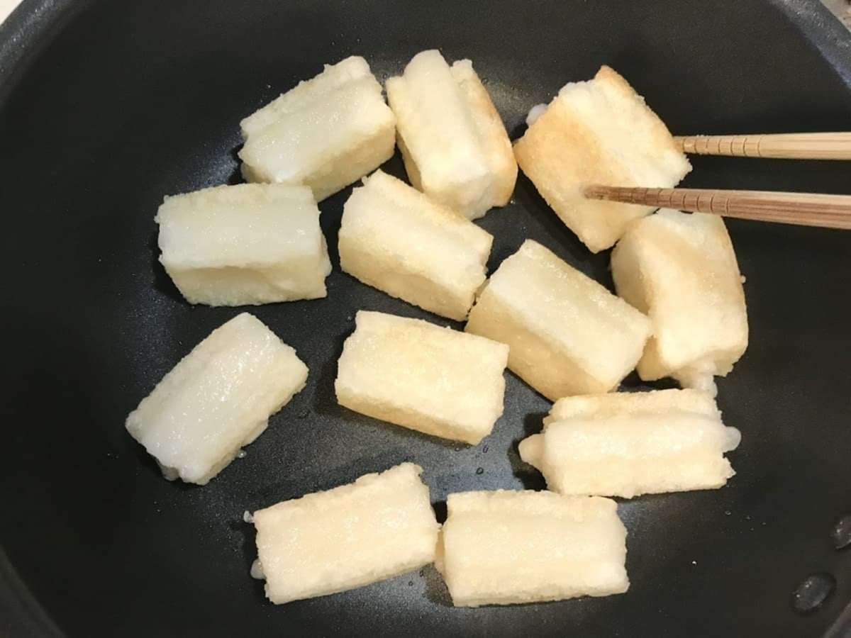 片栗粉をまぶして焼く まいのおやつ こんがりみそもち
