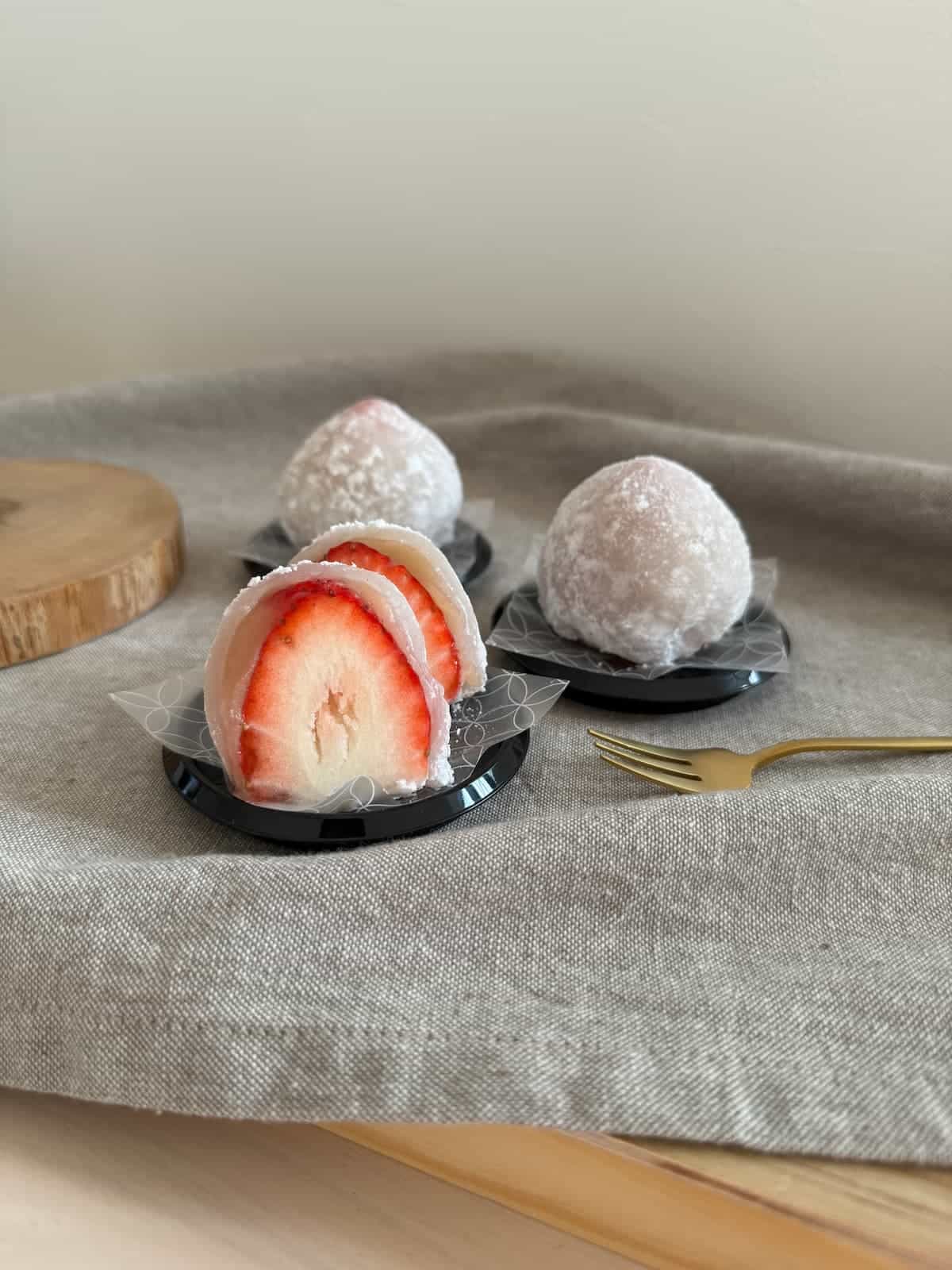 レンチンで手軽なのに絶品♪「もちもちいちご大福」の作り方