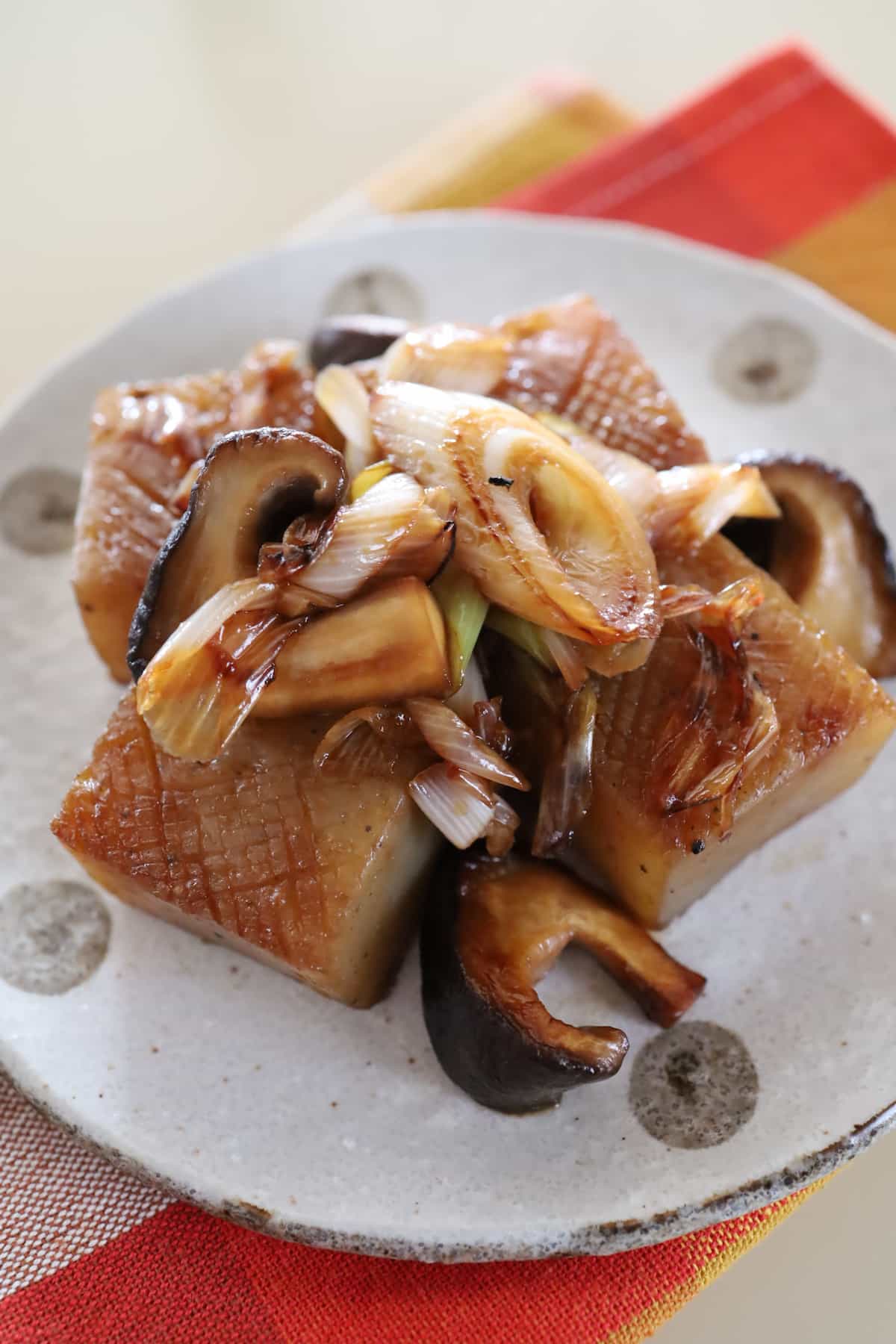 こんにゃくとしいたけのバター炒め