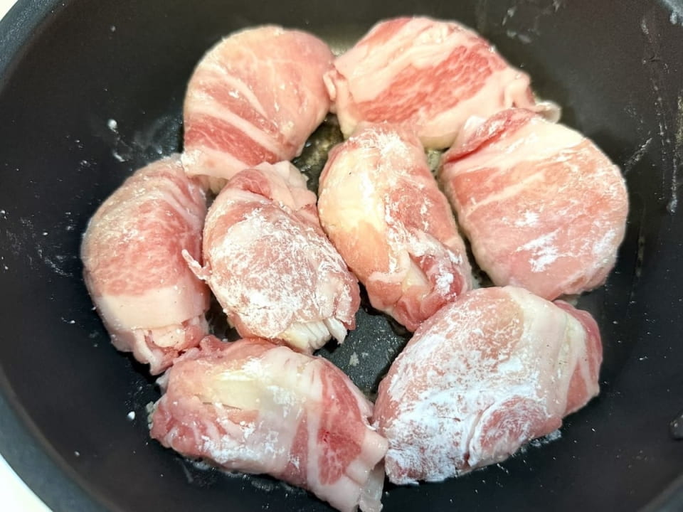 新玉ねぎのバターポン酢肉巻き　フライパンで焼く　まいのおやつ