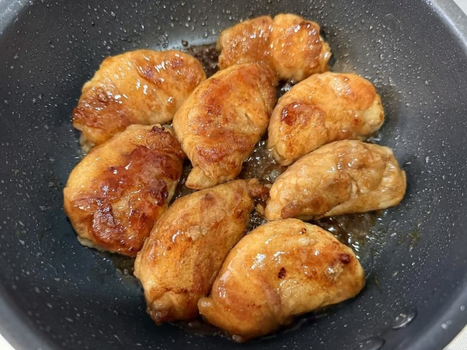 新玉ねぎのバターポン酢肉巻き　煮絡める　まいのおやつ