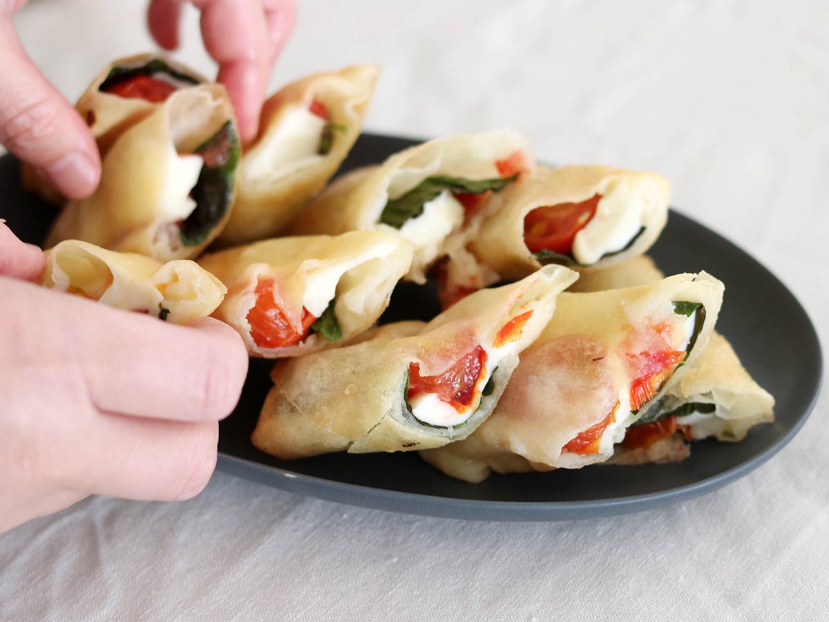 これが春巻き?軽食としても◎な「スティックお好み焼き&マルゲリータピザ風」アレンジレシピ