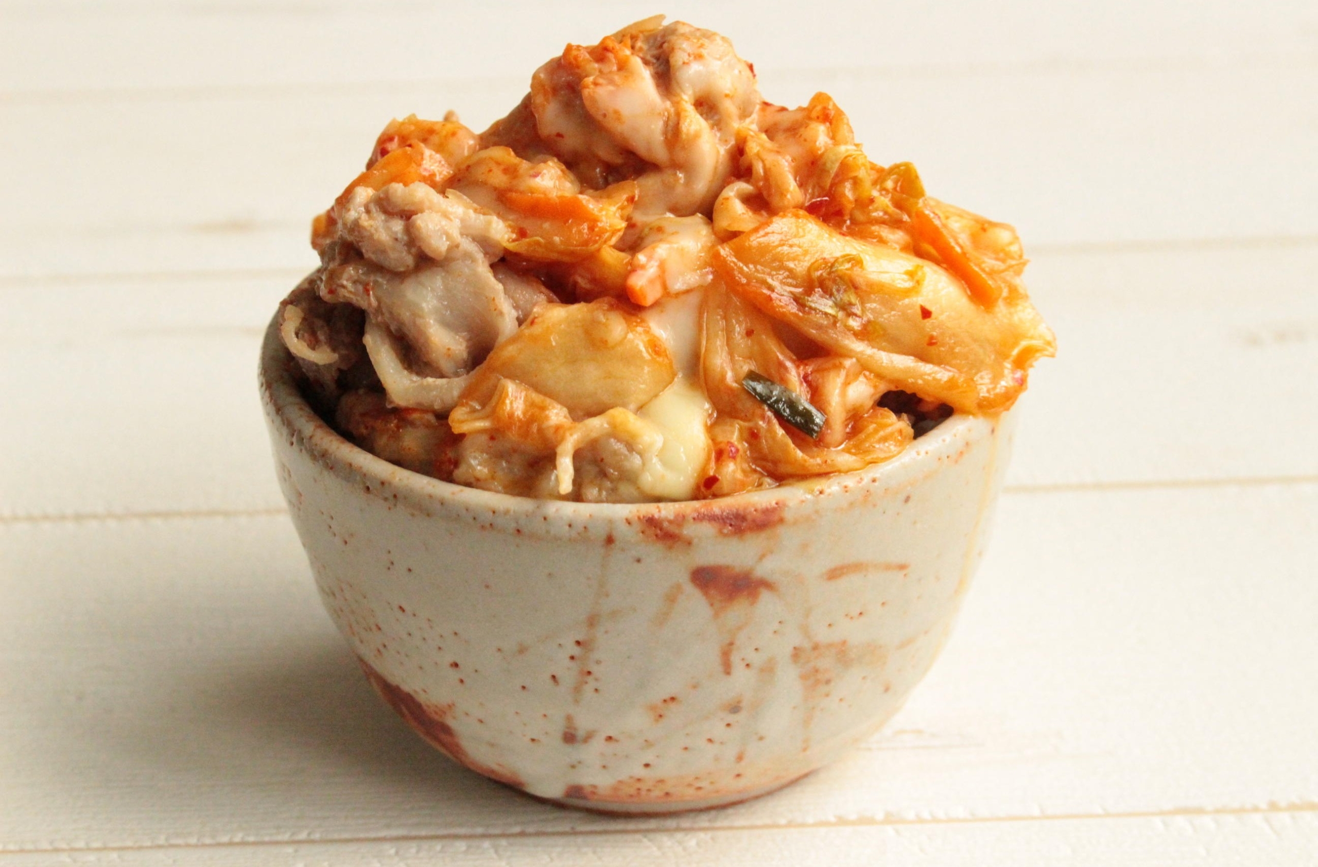 ご飯泥棒な味付け！レンジで簡単「豚キムチーズ丼」の作り方