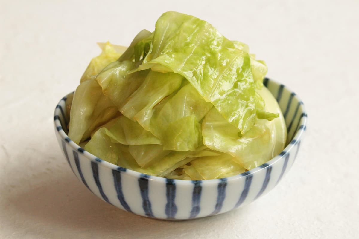 5分以内で完成！レンジで簡単「キャベツのめんつゆバター」の作り方