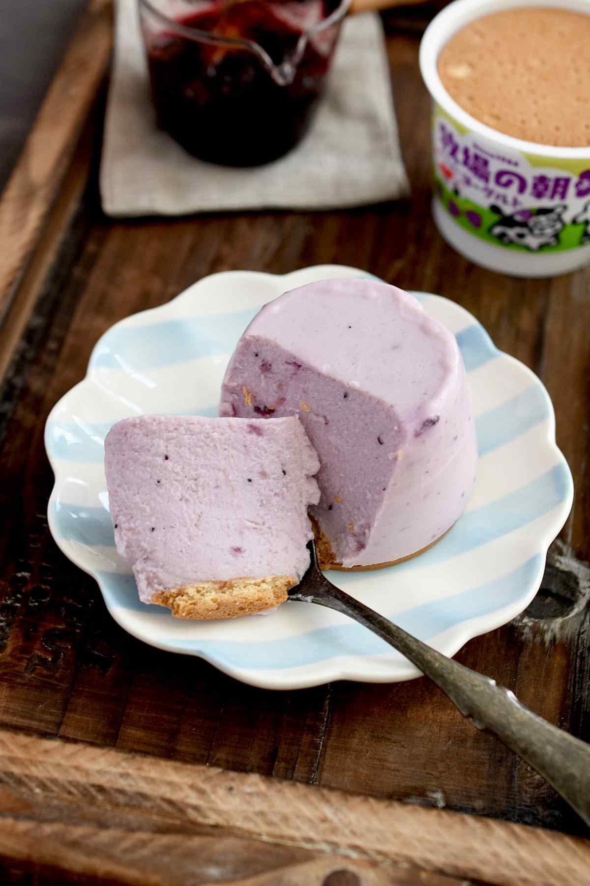 市販のヨーグルトで簡単！「ブルーベリーレアチーズケーキ」の作り方