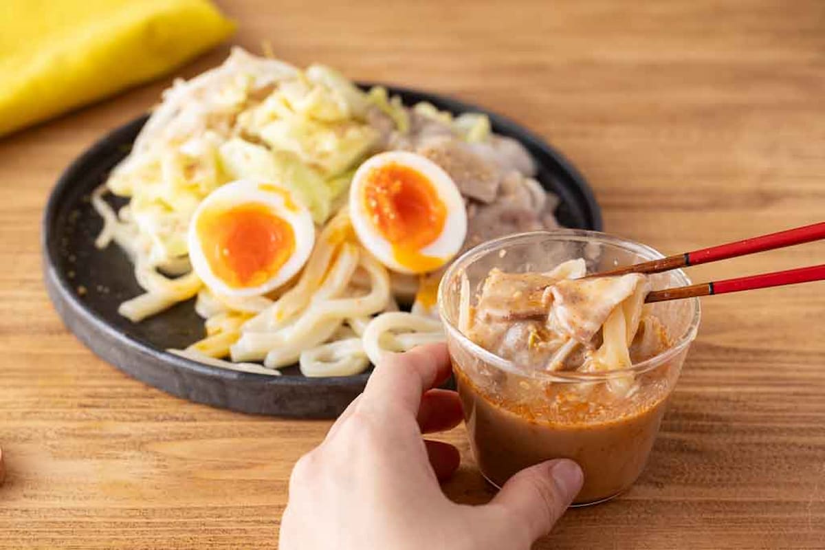火を使わずレンジだけで完成！濃厚だれが絶品な「ピリ辛ごまつけうどん」