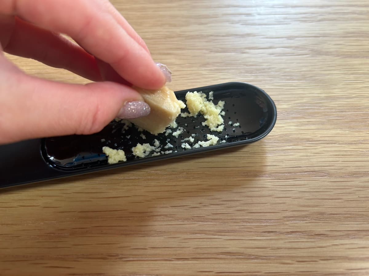 少しだけ使いたいときに便利！おろしてそのまま混ぜられる♪キャンドゥ「薬味おろし」