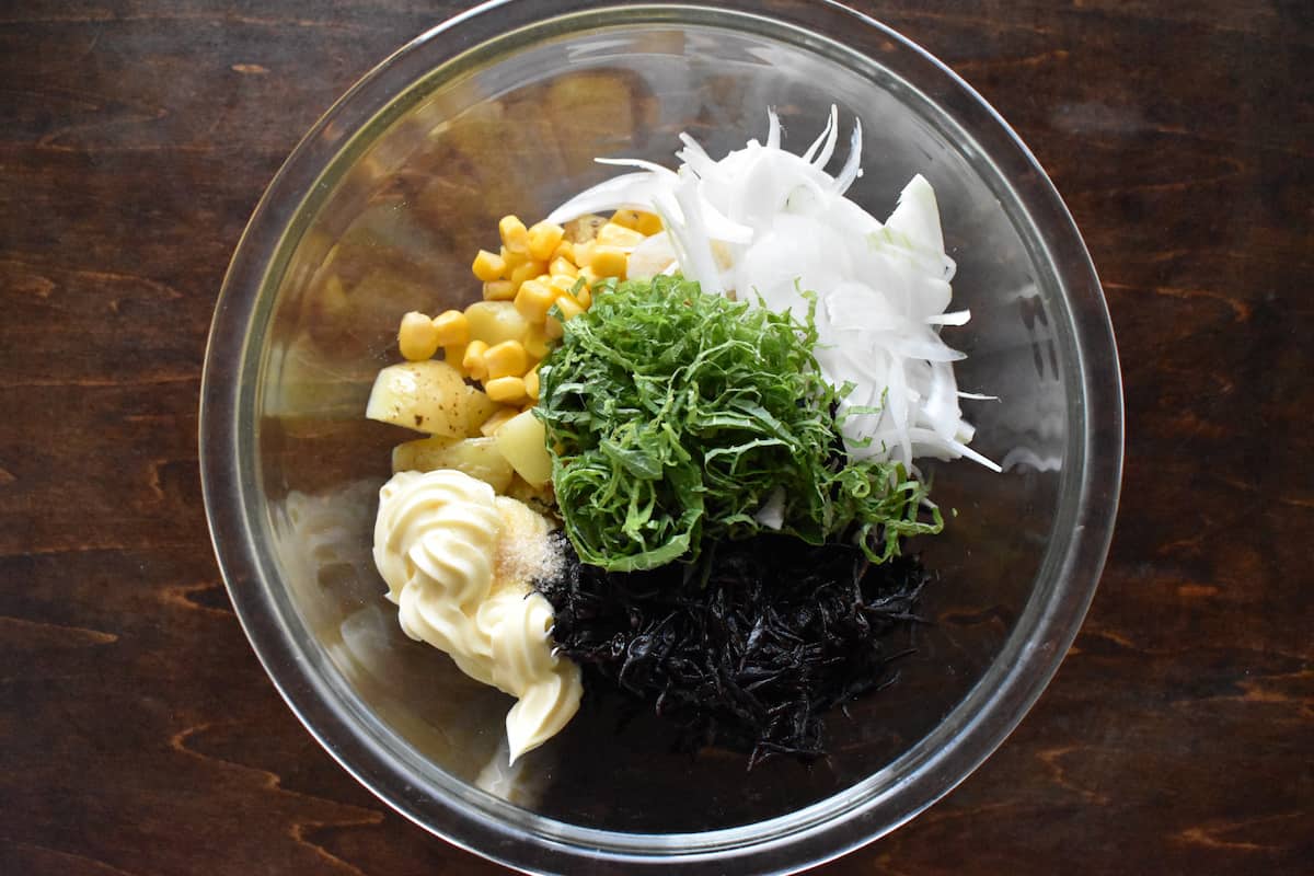 他の材料を加える(新じゃがと新玉ねぎのひじきサラダ)