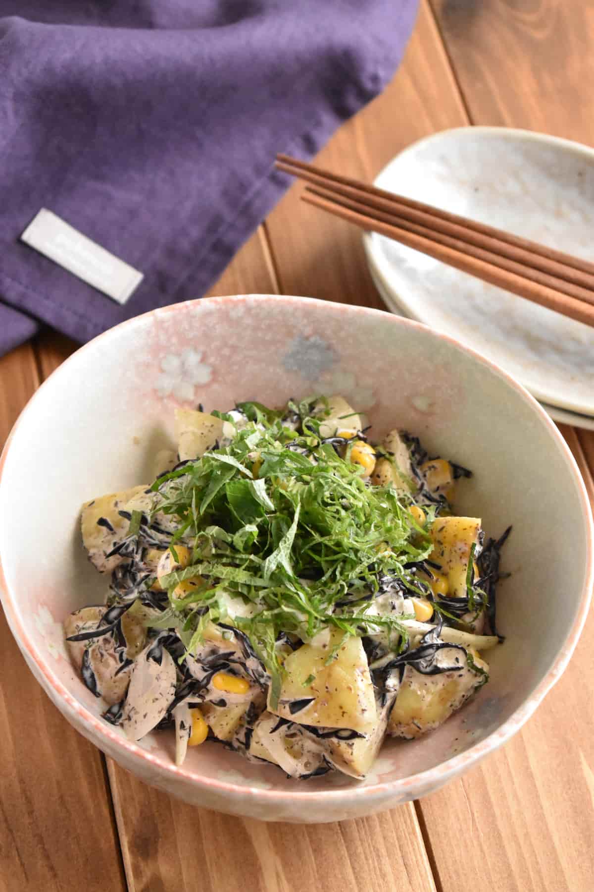 仕上げ(新じゃがと新玉ねぎのひじきサラダ)