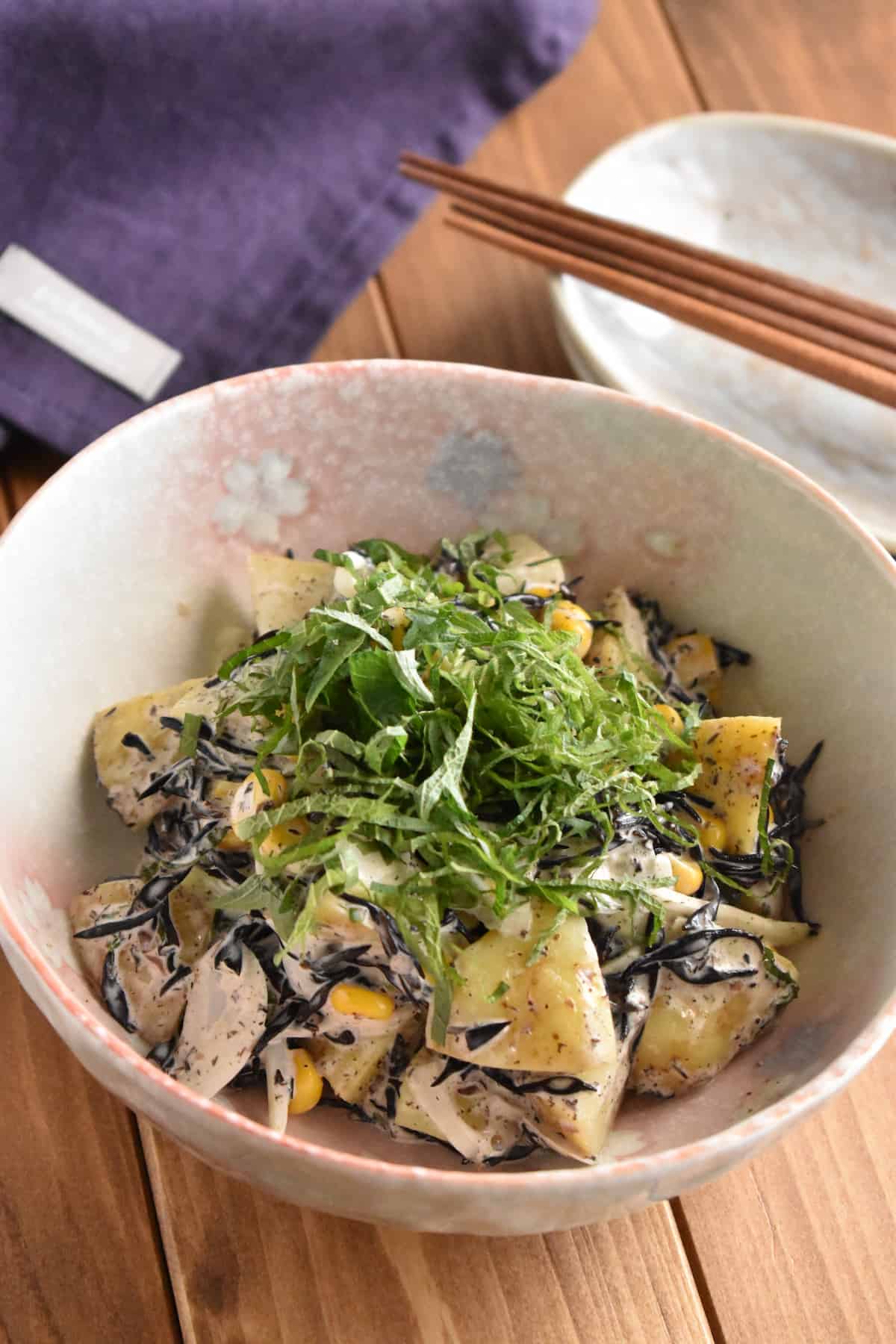 仕上げ(新じゃがと新玉ねぎのひじきサラダ)