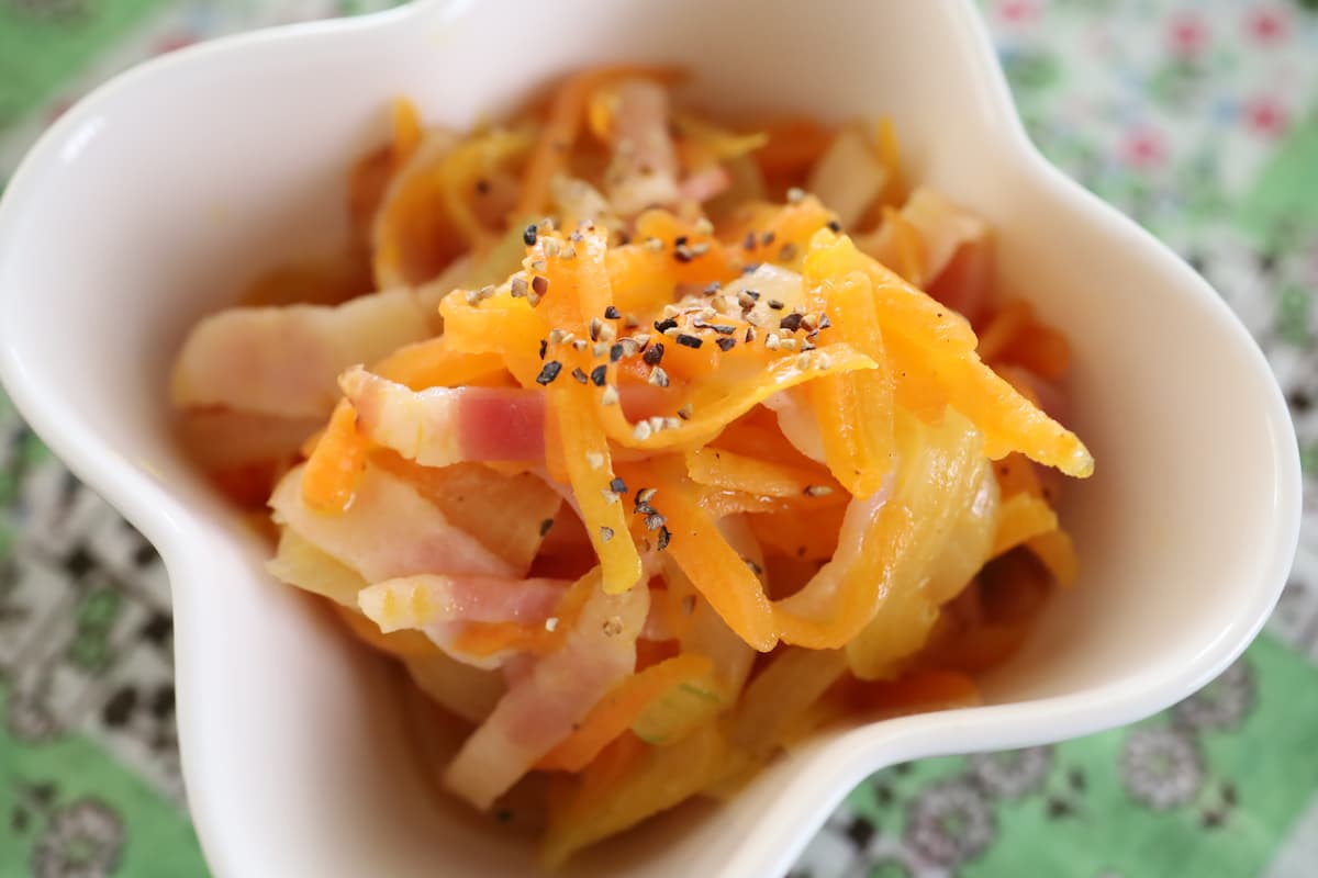 アレンジ・保存もOK！簡単でおいしい「にんじんとベーコンのコンソメ煮」