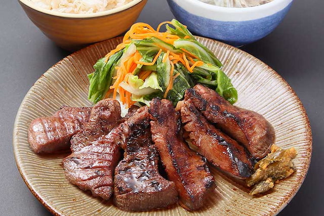 杜の都仙台名物肉厚牛たん塩味500g