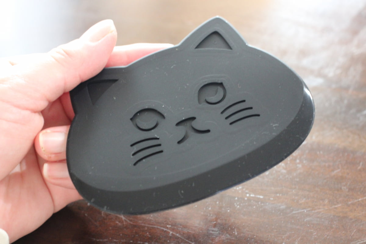 かわいいねこ型にキュン♪鍋を傷つけずに汚れを落とせる！セリア「キッチンスクレーパー」