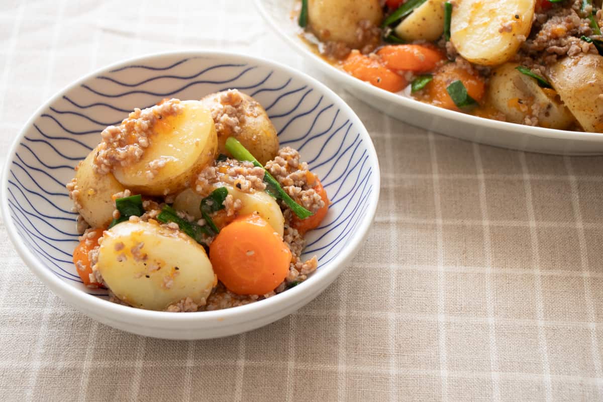 味付けは塩だけ!圧力鍋でほったらかし♪「新じゃがの塩そぼろ煮」の作り方