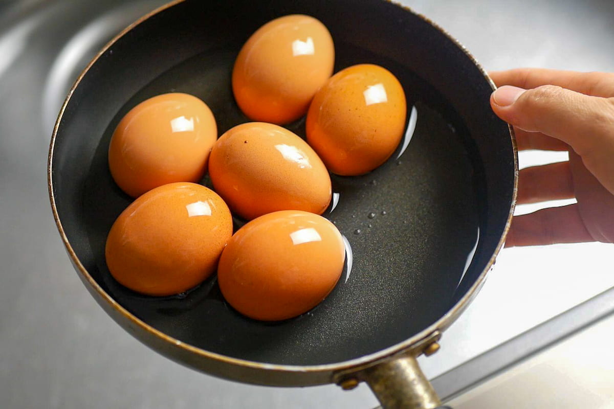 お湯は沸かさない？「失敗しないゆで卵」の作り方とイチオシの「ねぎ塩漬け卵」