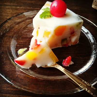 豪華版果物いっぱいミルク寒天♪