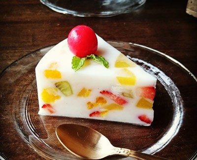 フルーツたっぷり！ケーキみたいな「ミルク寒天」の作り方♪