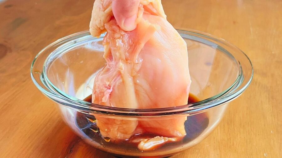 「鶏むね肉」をドボンと浸けるだけ！しっとりおいしく調理する方法とは？