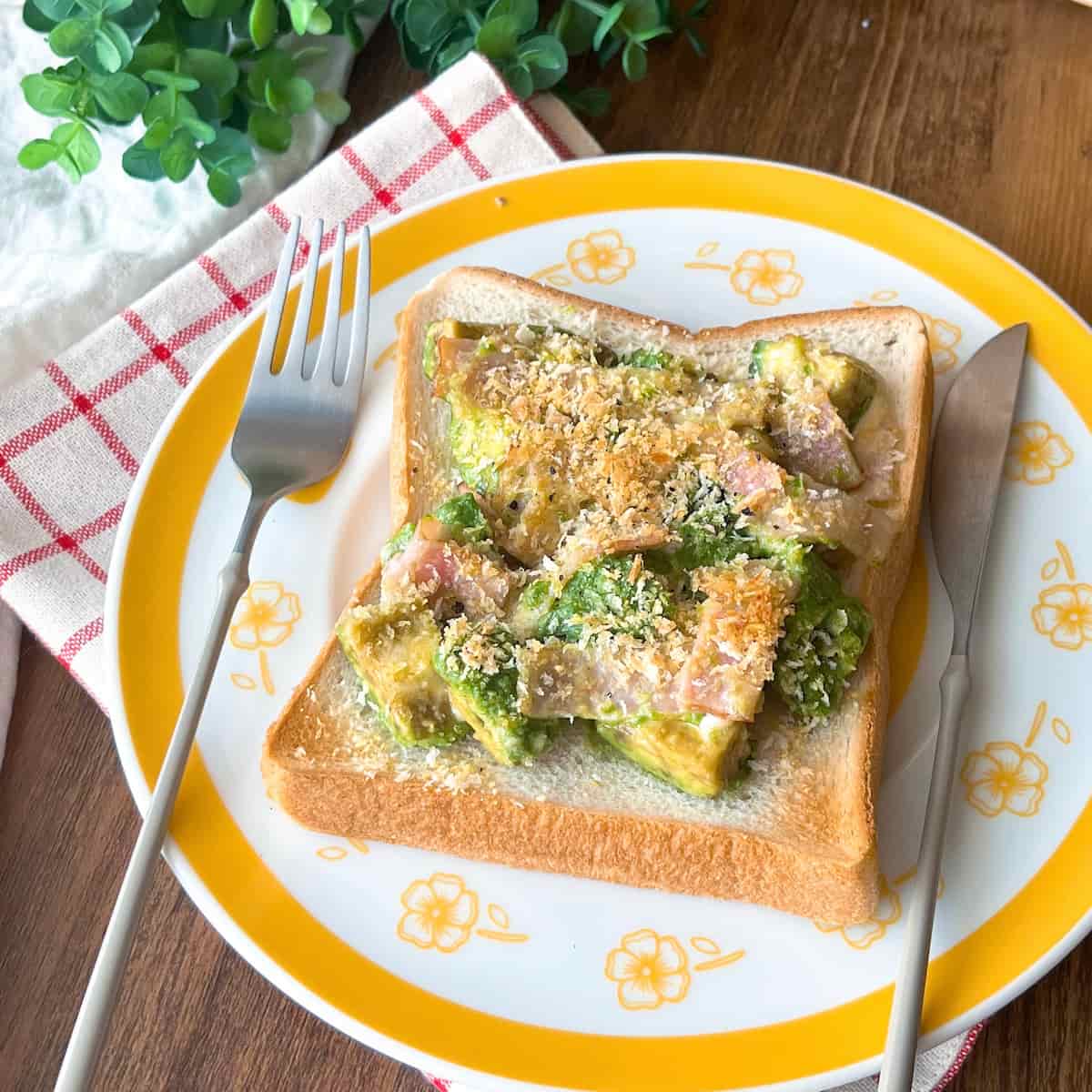 パン粉でサクサクっとしたアボカドトーストの出来上がり
