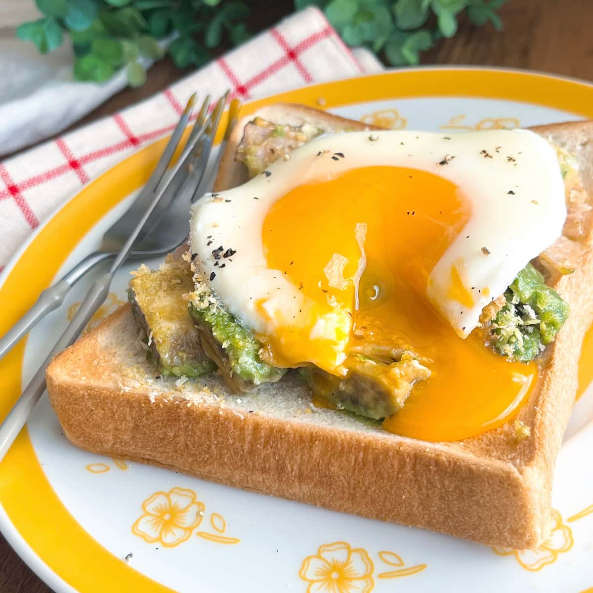 サクッ＆とろ～り食感にやみつき！「目玉焼きのせアボカドトースト」の作り方