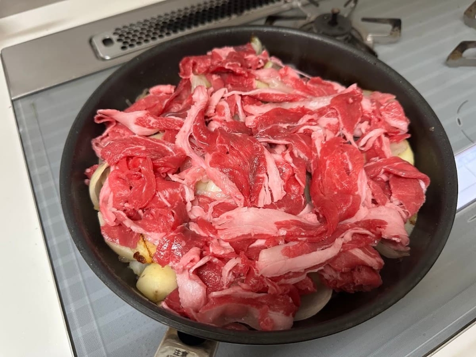 牛肉を全体に広げる
