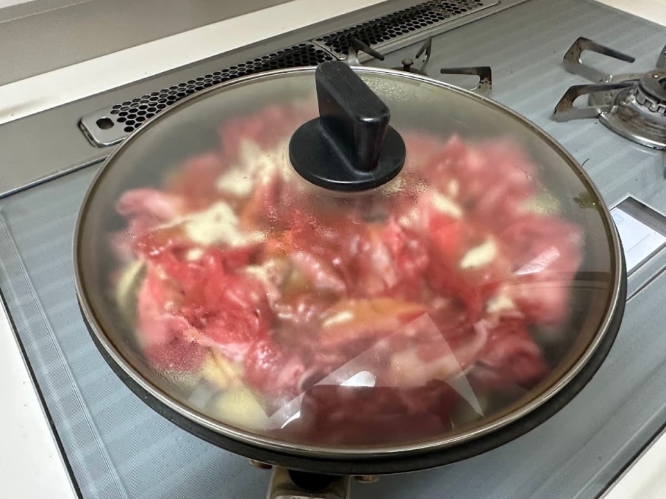 蓋をして煮込む