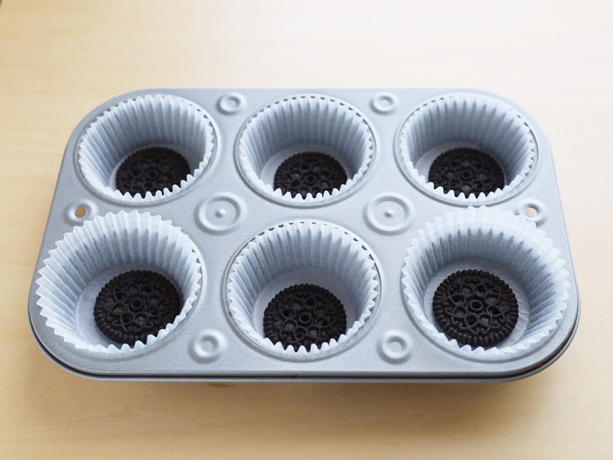 型に敷き紙、クッキーを入れる
