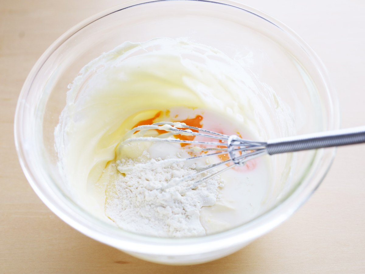 ホットケーキミックス、卵黄、牛乳を混ぜる