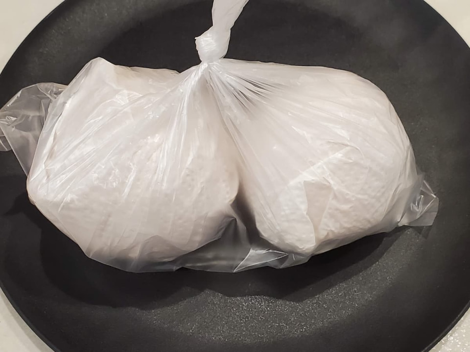 青髪のテツ　玉ねぎ　玉ねぎを保存袋に入れる