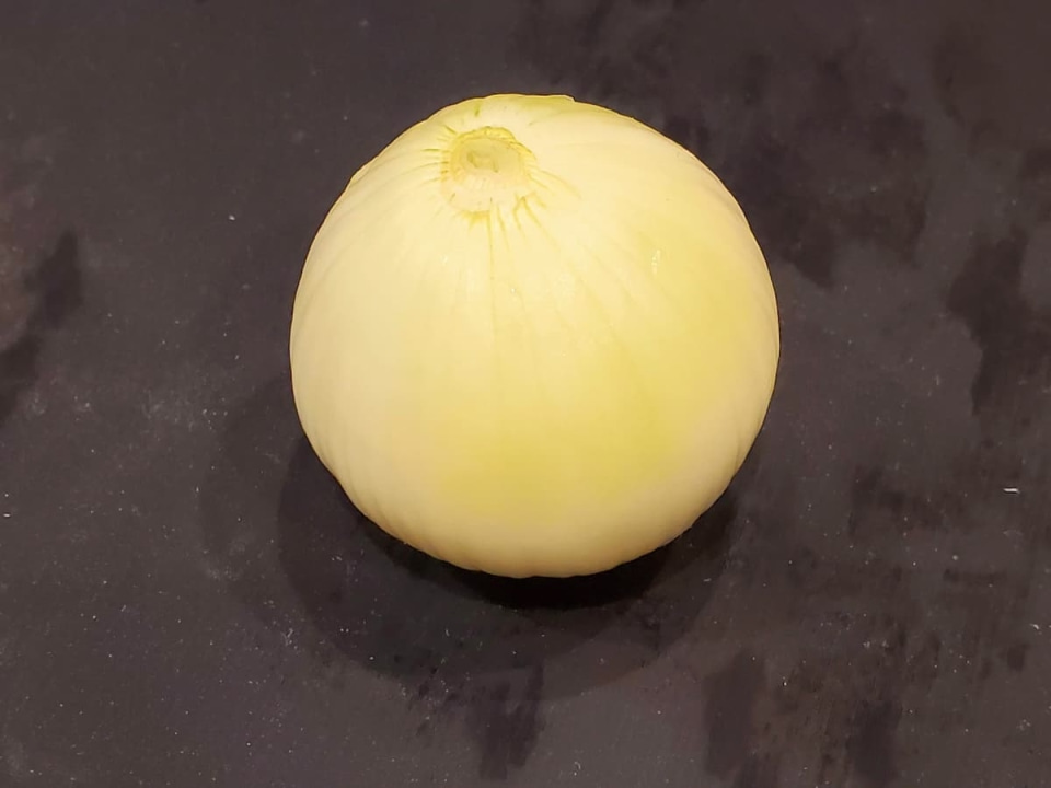 青髪のテツ　玉ねぎ　玉ねぎをよく水洗いする