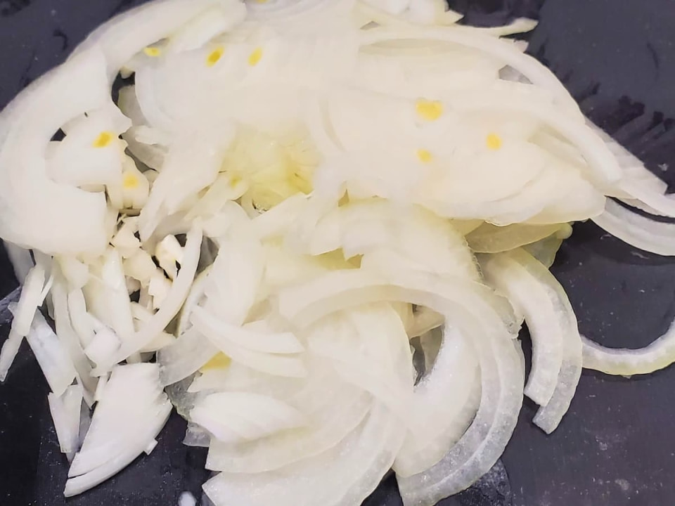 青髪のテツ　玉ねぎ　玉ねぎの皮をむいて薄切りにカット