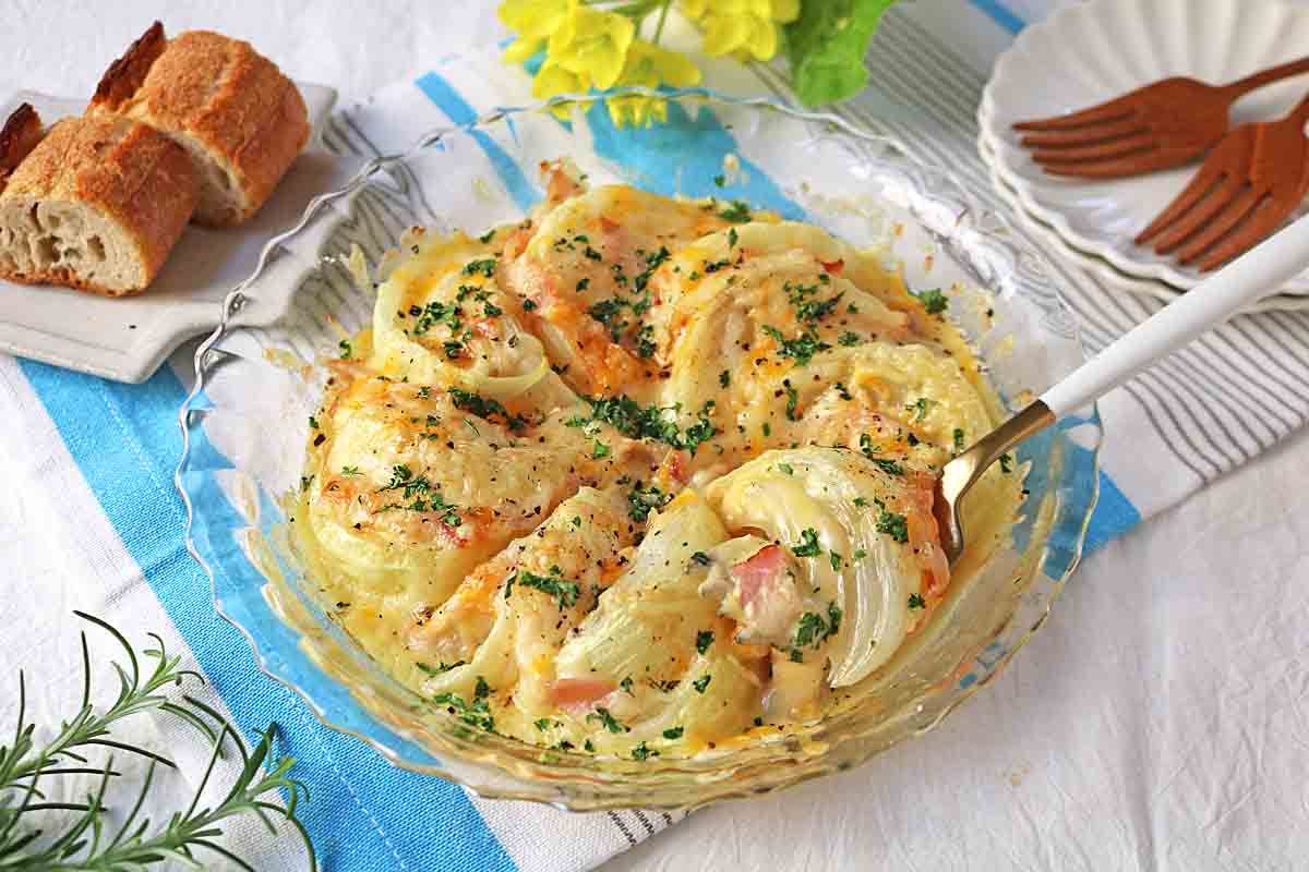 とろ～りジューシー！「新玉ねぎとベーコンのチーズ焼き」の簡単レシピ