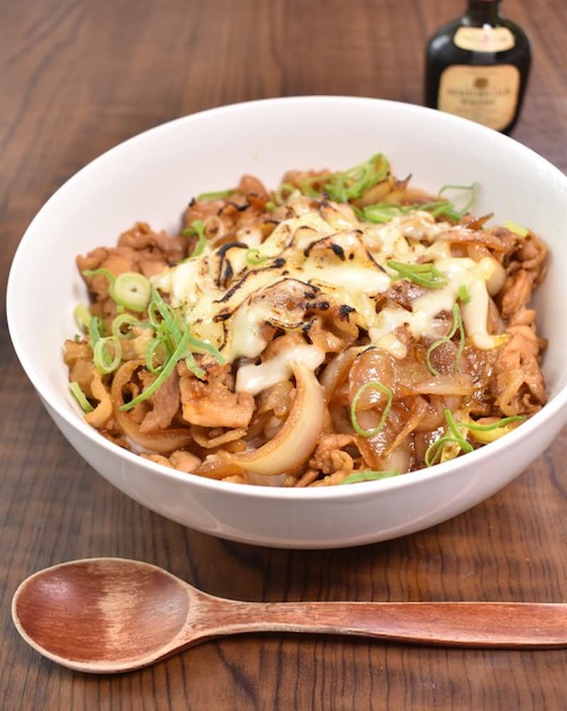 食べ応えばっちり！とろ～りチーズでコクうま「豚丼」レシピ