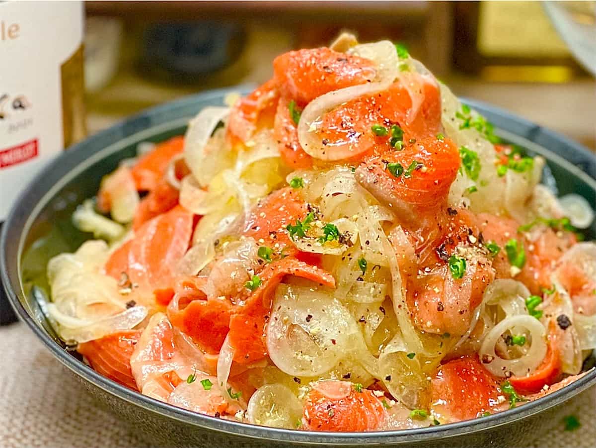 「新玉ねぎ×スモークサーモン」は最高の組み合わせ！火を使わない簡単レシピ