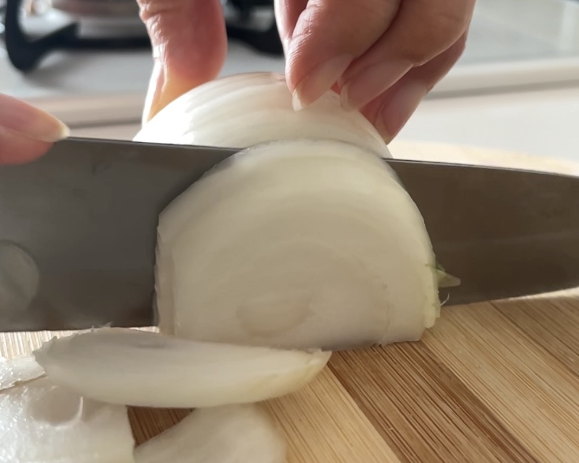 新玉ねぎをスライスする