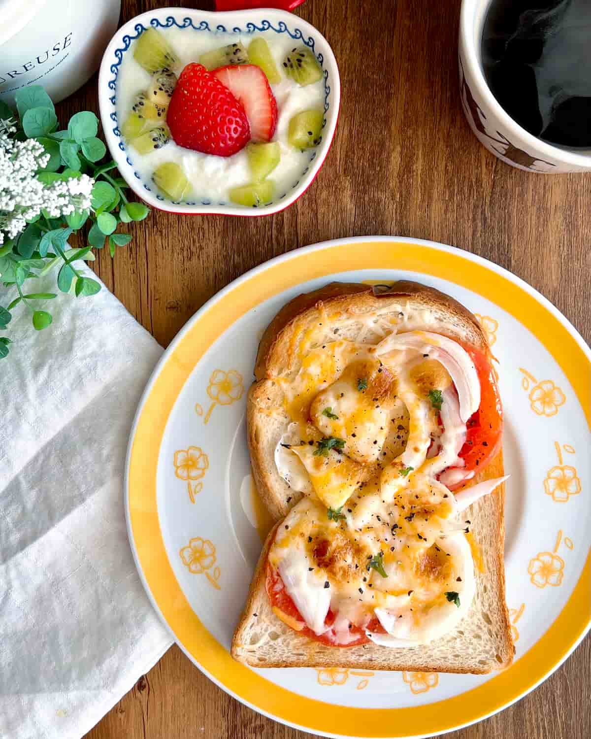 新玉ねぎとトマトの香ばしマヨチーズトースト