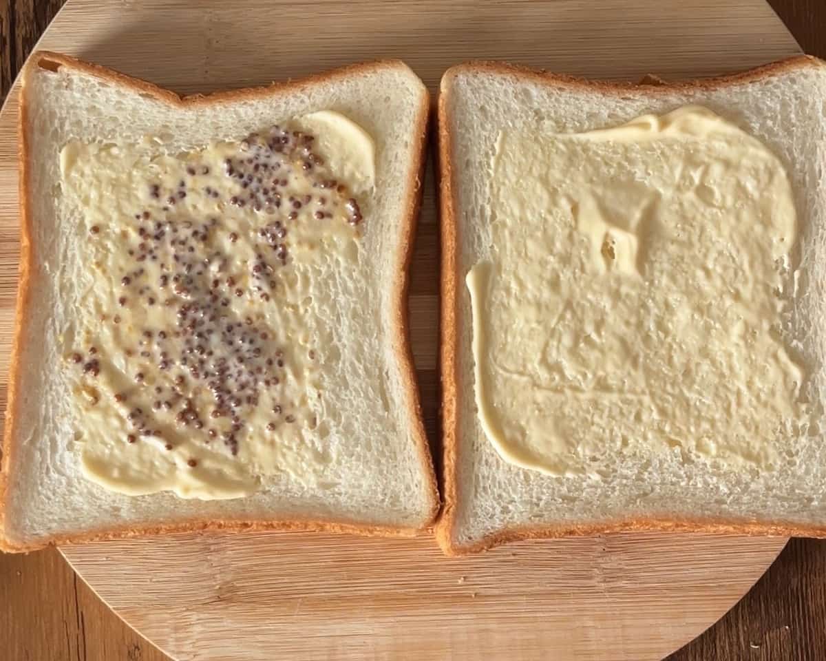 食パン2枚それぞれにマヨネーズと粒マスタードをぬる