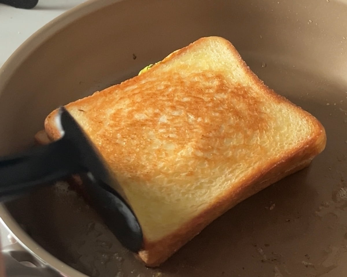 バターを熱したフライパンで両面焼く