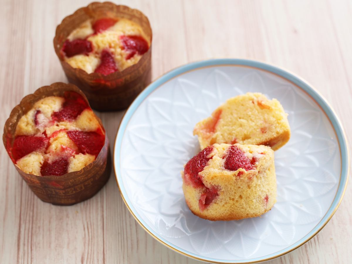 100均の型で簡単♪混ぜて焼くだけ「いちごのカップケーキ」の作り方