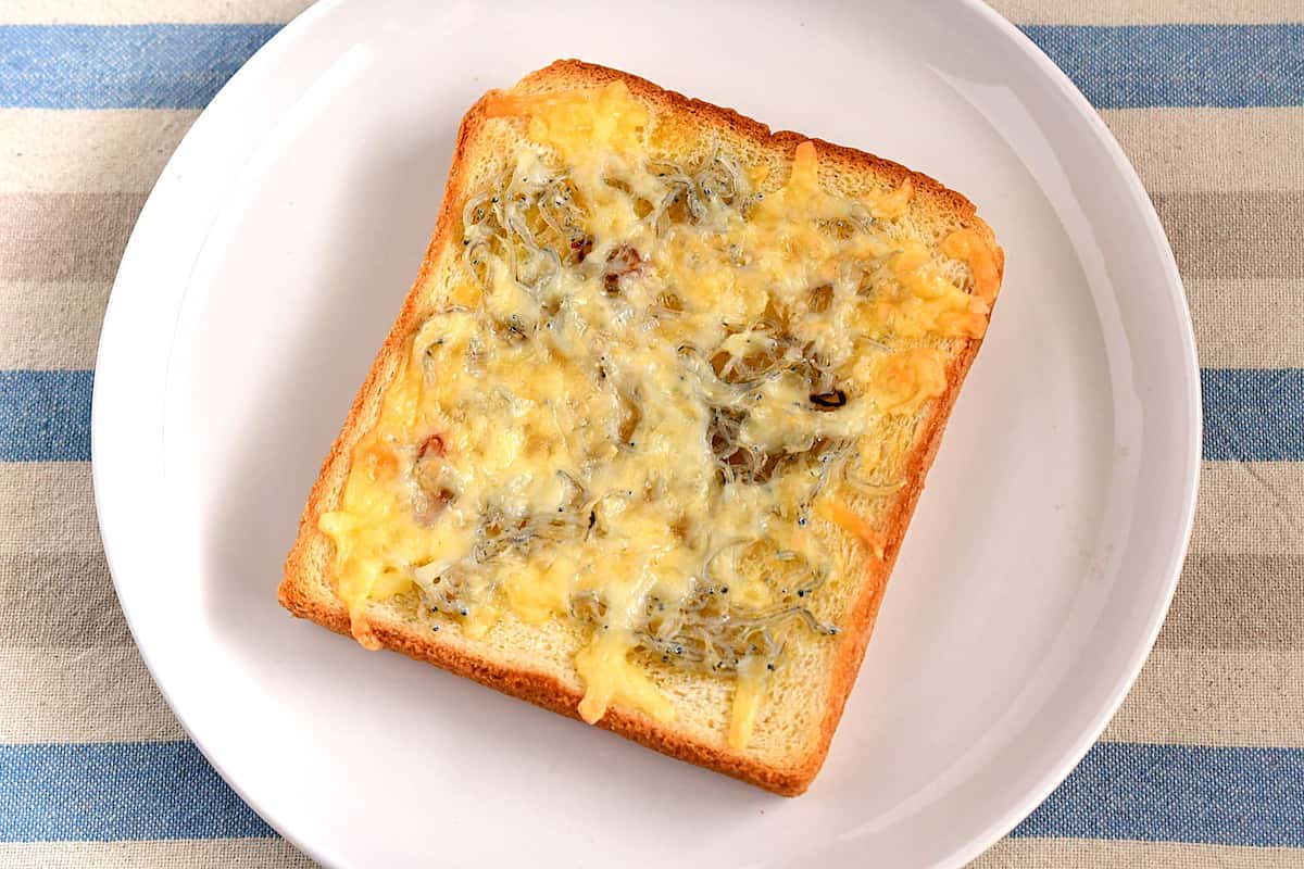 しらすオイルを使ったピザトースト