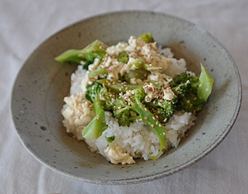 家にある食材で！パパッと作れて栄養ばっちりな「ブロッコリー丼」