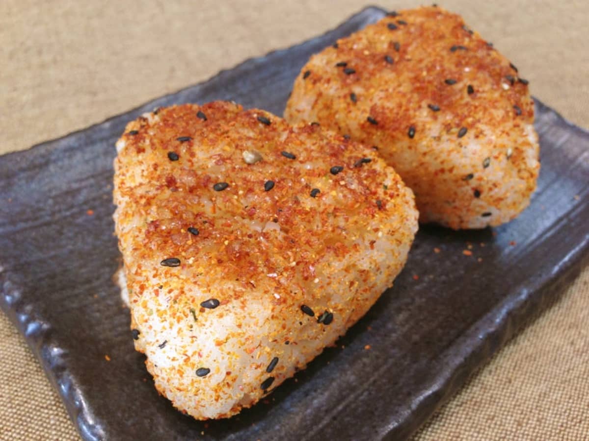 ピリッとした辛さにやみつき！「七味入りおにぎり」の作り方
