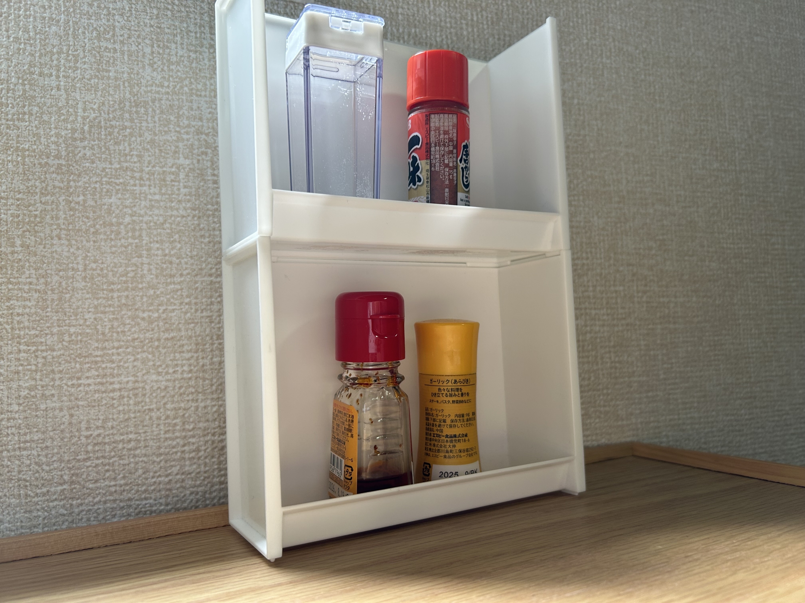 積み重ねOK!キャンドゥ「ミニボトルスタンド」ですっきり収納♪