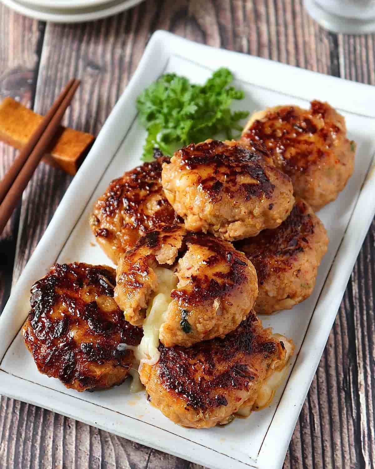 ピリ辛味がご飯にもお酒にも合う！「キムチつくね」の作り方