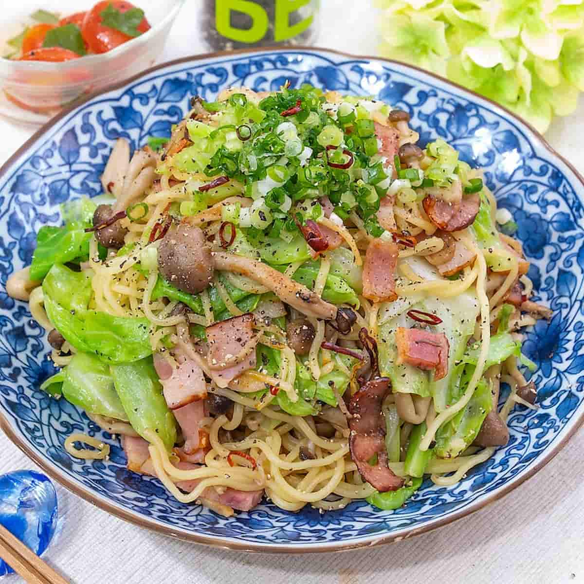冷蔵庫にあるベーコンで♪パパッと作れる「焼きそば」レシピ