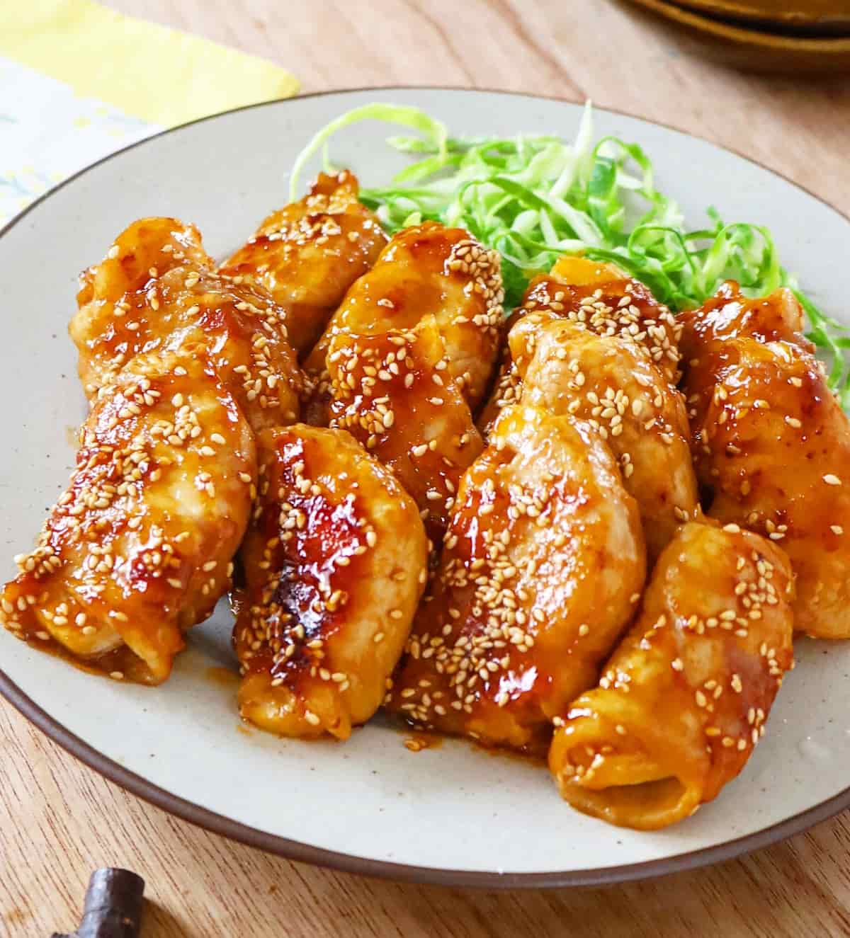 今が旬！ご飯がすすむ♪「新玉ねぎのヤンニョム肉巻き」レシピ
