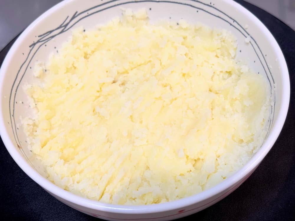熱いうちにフォークなどで粗めにマッシュする 青髪のテツ