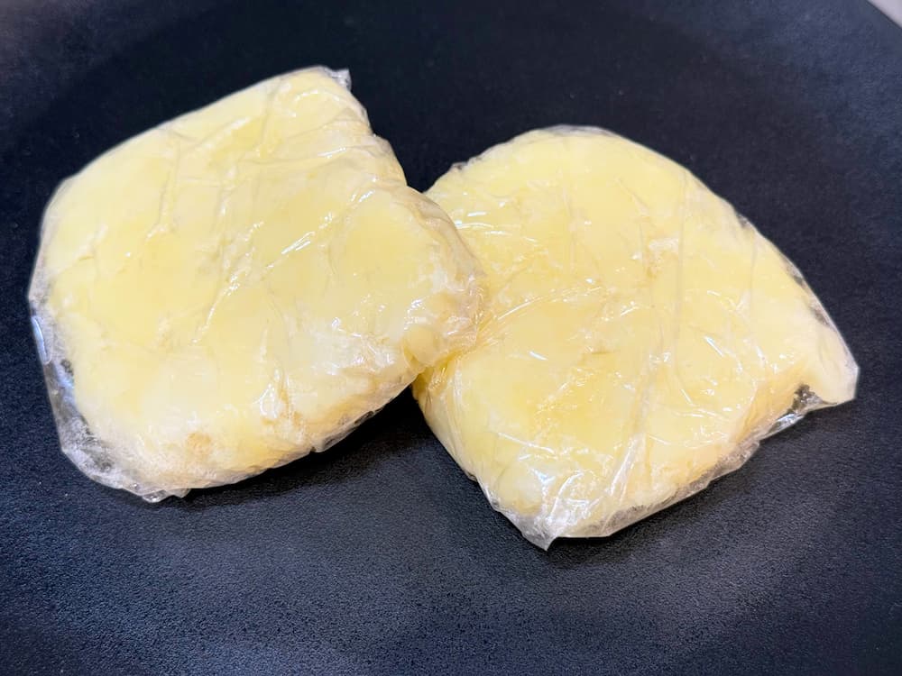 粗熱が取れたら小分けにしてラップで包む 青髪のテツ